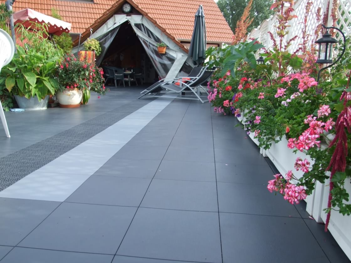 Private Dach-Terrasse mit Fliesen aus PP-Kunststoff