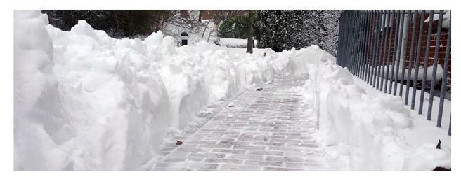 Winterdienst - Schnee räumen, Streuen der Verkehrsflächen oder die Reinigung nach der Wintersaison. Wir kümmern uns um Ihren Winterdienst – damit  niemand ausrutscht!