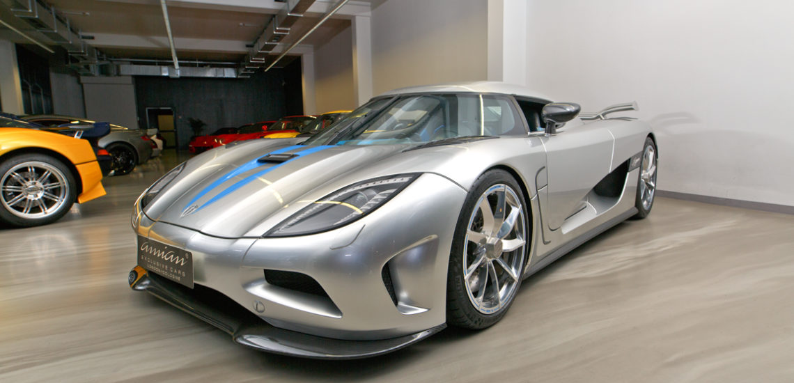 Mit dem Koenigsegg Agera werden Charaktereigenschaften wie futuristisches Design, Schnelligkeit und schier endlose Kraft kombiniert. Die Grenze von 400 Stundenkilometer, ist schon lange kein Thema mehr bei der Koenigseggschmiede aus Schweden. Dies gilt sc