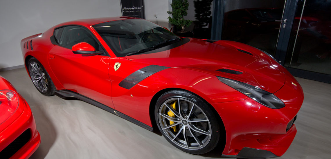 Ferrari hat mit dem F12 Tdf eine auf 799 Stück limitierte Auflage geschaffen, die sich deutlich vom Basismodell F12 unterscheidet.Das Aeropaket vom Tdf ist sichtbar mit vielen Features ausgestattet, die es wahlweise auch in Sichtcarbon zu bestellen gab. 