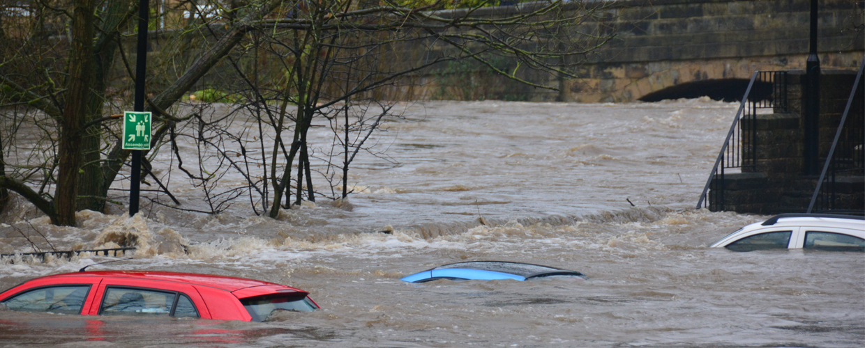 Hochwasser herrscht, wenn der Wasserstand deutlich über dem Pegelstand des Mittelwassers liegt beziehungsweise das Normalmaß  übersteigt, dann herrscht Hochwasser.