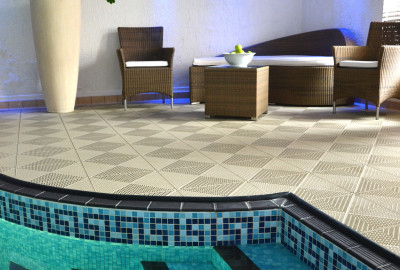 Hotel mit Schwimmbad im Spa-Bereich und UNIQUE SOFT TILE Bodenbelag