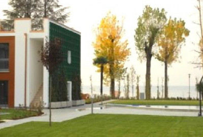DIE GRÜNE SEELE DER ARCHITEKTUR, die Verwendung von Pflanzen, um Gebäude zu verkleiden, ist bereits Teil der modernen Architektur