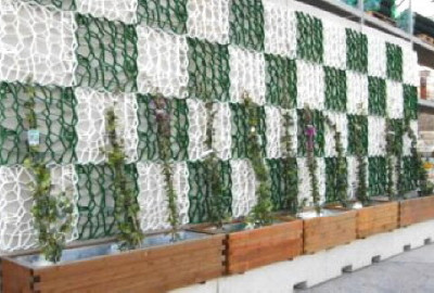DIE GRÜNE SEELE DER ARCHITEKTUR, die Verwendung von Pflanzen, um Gebäude zu verkleiden, ist bereits Teil der modernen Architektur