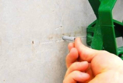INSTALLATION MIT WANDHALTERUNG,  WALL-Y kann an einer bereits bestehenden Wand montiert werden.