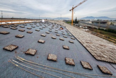 Installation auf Schrägdach: COMPLETA mit vorbepflanzten Pflanzschalen für Gründächer bringen wirtschaftliche und ökologische Vorteile für Gebäude