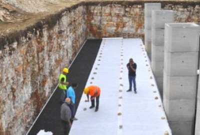 Abhängig vom Typ eines Geo-Textiles, die DRAINPANEL Struktur ist nicht nur ideal um Wasser im Boden zu verteilen.  sondern auch um Wasser als unterirdischer Wasserbehälter anzusammeln.