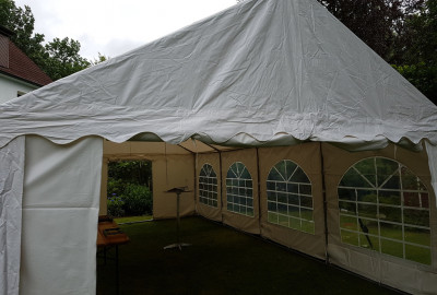 Wir vermieten und verleihen Partyzelte, Festzeltgarnituren bzw. Bierzeltgarnituren 