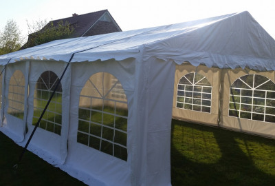 Wir vermieten und verleihen Partyzelte, Festzeltgarnituren bzw. Bierzeltgarnituren 