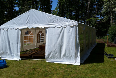 Wir vermieten und verleihen Partyzelte, Festzeltgarnituren bzw. Bierzeltgarnituren 