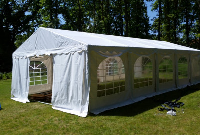 Wir vermieten und verleihen Partyzelte, Festzeltgarnituren bzw. Bierzeltgarnituren 