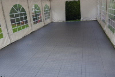 Zeltboden mieten für Partyzelte Die EXPO-tent Zeltböden werden aus PP-Kunststoff (Polypropylen) hergestellt. Das einfache Stecksystem ermöglicht  eine schnelle Verlegung und ist individuell in der Fläche gestaltbar.