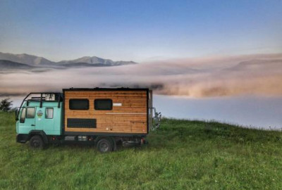 Erleben Sie ein maßgeschneidertes Wohnmobil-Erlebnis mit Benji's Bus Basis!