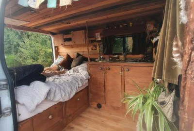 Erleben Sie ein maßgeschneidertes Wohnmobil-Erlebnis mit Benji's Bus Basis!