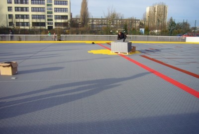 Inline-Hockey in Potsdam mit Bodensystem Typ MULTISPORT in der Farbe Silbergrau
