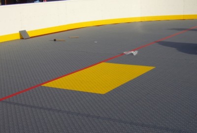 Inline-Hockey in Potsdam mit Bodensystem Typ MULTISPORT in der Farbe Silbergrau