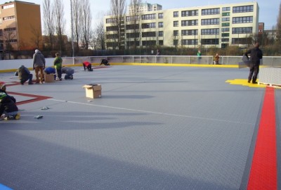 Inline-Hockey in Potsdam mit Bodensystem Typ MULTISPORT in der Farbe Silbergrau