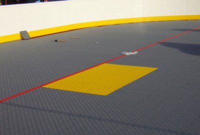 Inline-Hockey in Potsdam mit Bodensystem Typ MULTISPORT in der Farbe Silbergrau
