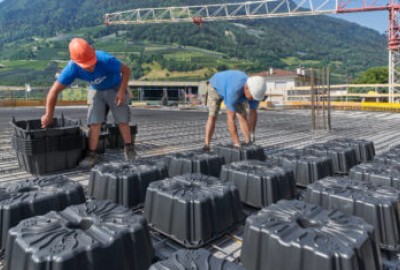 Neu Nautilus Evo ist eine Modulschalung aus recyceltem Polypropylen (PP), die für die Leichtbauweise von Stahlbetondecken vor Ort entwickelt wurde.