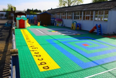 Spielen und Lernen mit Spielboden für kleine Kinder mit eigener Gestaltung verlegen, Kunststoffboden (PP) in vielen Farben schnell lieferbar