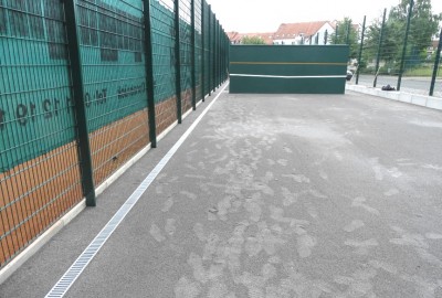 Planum aus Edelbruch 0/2 Pflastersand für Tennis-Kleinspielfeld hergestellt