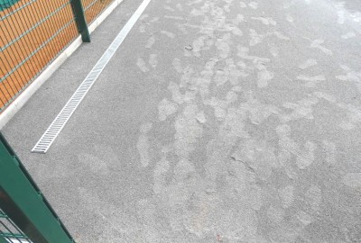Planum aus Edelbruch 0/2 Pflastersand für Tennis-Kleinspielfeld hergestellt