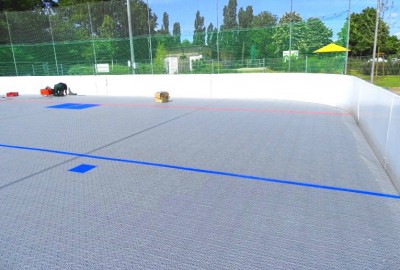 Blaue Abseitslinie im Sportboden für Inline-Hockey