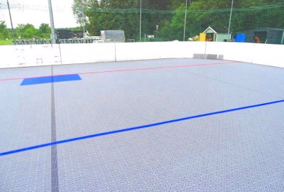 Blaue Abseitslinie im Sportboden für Inline-Hockey