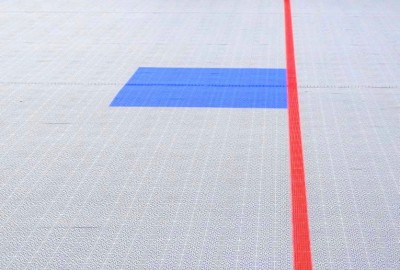 Rote Expansionsleisten für Torlinie und blauen Torraum im Inline-Hockey-Boden