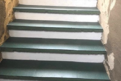 Treppe mit PVC-Boden-Fliese Typ INVISIBLE in Grün und Grau