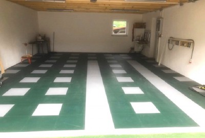 Garage mit PVC-Boden-Fliese Typ INVISIBLE in Grau und Grün