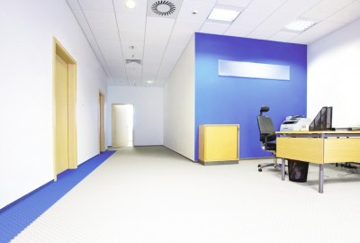 Büro mit PVC Boden Fliesen in Blau und hellgrau