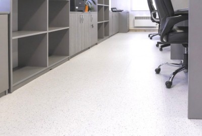 Call-Center mit PVC Fliesen in Terrazzo Optik