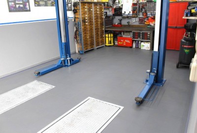 Kleine Werkstatt mit PVC-Boden-Fliese Typ INVISIBLE in Grau
