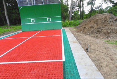 Tennis-Boden mit Randbereiche für Tenniswand