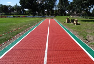 Als Linienmarkierungen wurden durchgefärbte weiße Expansions-Leisten verwendet, die die Ausdehnungen des Materials bei hohen Temperaturen auffangen und eine Bildung von Beulen im Sportboden verhindern.