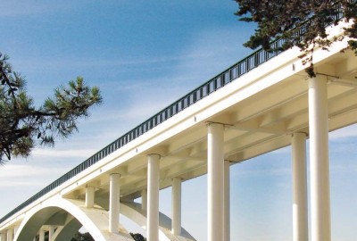 Brückenbau mit GEOTUB Schalungen für runde Säulen in Sichtbeton