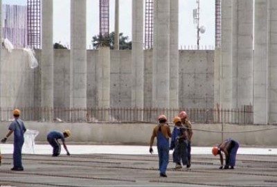 Mit GEOTUB Schalung produzierte runde Pfeiler in Sichtbeton