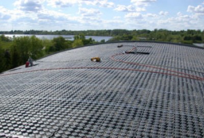 Rundes Dach mit installierten DRAINROOF Modulen für Wassermanagement mit Nachhaltigkeit 