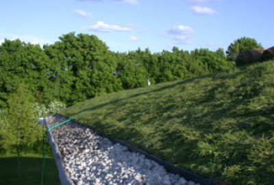 Grünes Schrägdach mit Drainroof mit Gras bepflanzt