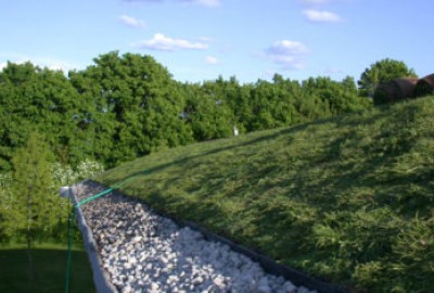 Grünes Schrägdach mit Drainroof mit Gras bepflanzt