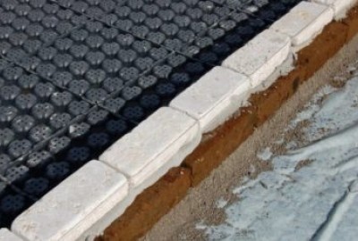 Seitenbereich der DRAINROOF Installation für Bepflanzung der Dachfläche