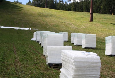 Verteilung der GEOSKI Matten zur Installation der Ski-Anlage