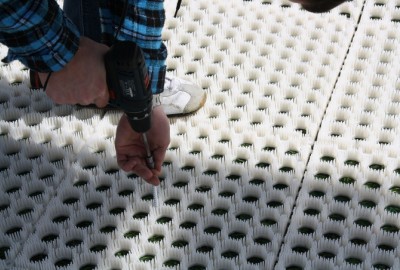 Installation der GEOSKI Matten auf GEO-Textilgewebe als Unterlage