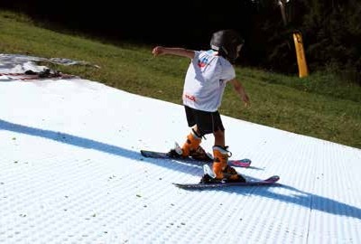 Kinder lernen im Sommer auf GEOSKI optimal Skifahren
