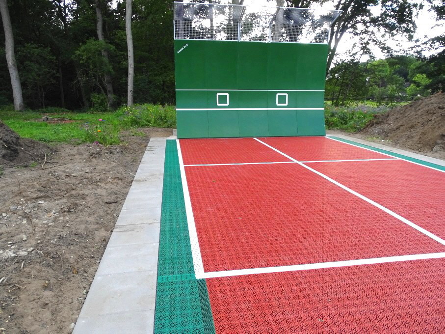 Tenniswand und Allwetter-Tennis-Boden-Belag