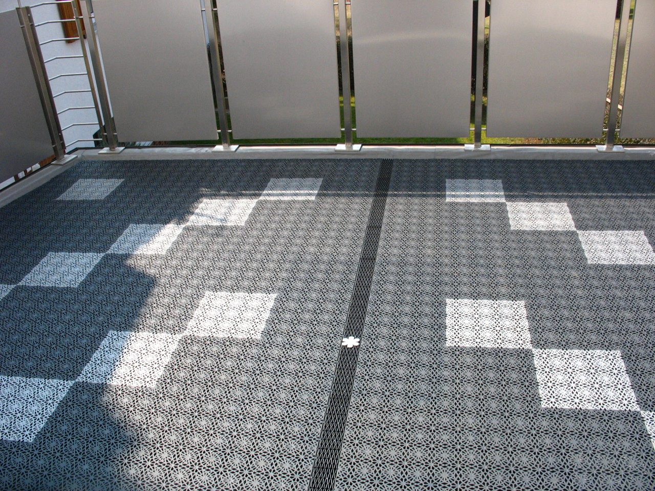 Balkon Bodenbelag grafithgrau und steingrau Bodenfliesen wetterfester UV-beständiger PP Kunststoff mit Klick Fliesen System