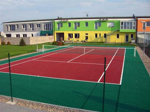 Installierter Tennisplatz aus PP Kunststoff für ganzjährige Bespielbarkeit