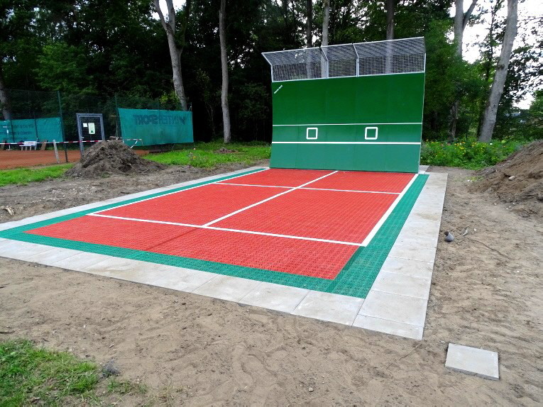 Tenniswand mit Allwetterbelag aus wetterbeständigem Polypropylen Kunststoff
