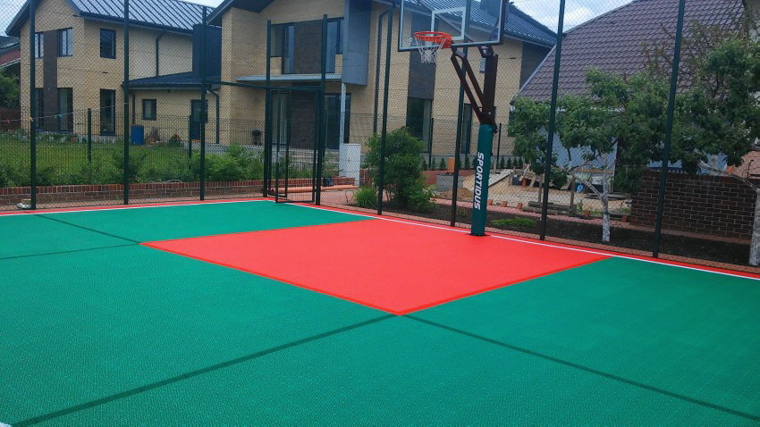 Kleinspielfeld mit Basketballkorb im Garten 